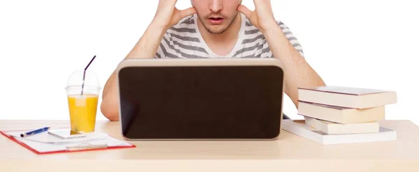 Genç adam dizüstü bilgisayarla çalışıyor. — Stok fotoğraf