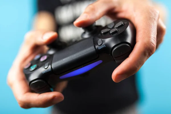 Männliche Hände mit einem PS4-Controller — Stockfoto
