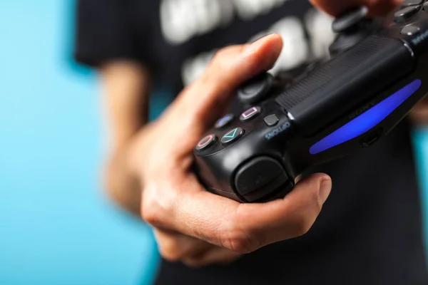 Male hands holding a PS4 controller — Stock Photo, Image