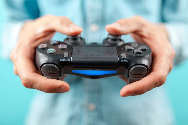 Manos masculinas sosteniendo un controlador PS4 — Foto de Stock