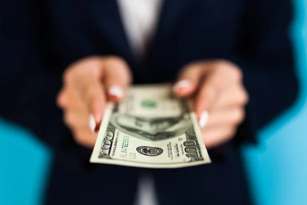 Woman holding a 100 dollar bill — Stock Photo, Image