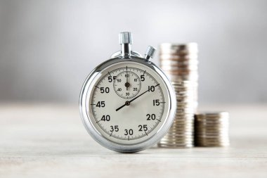 Gri arka plan üzerinde analog kronometre