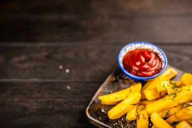 Tahta masada patates kızartması.