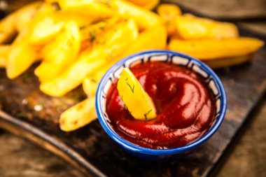 Tahta masada patates kızartması.