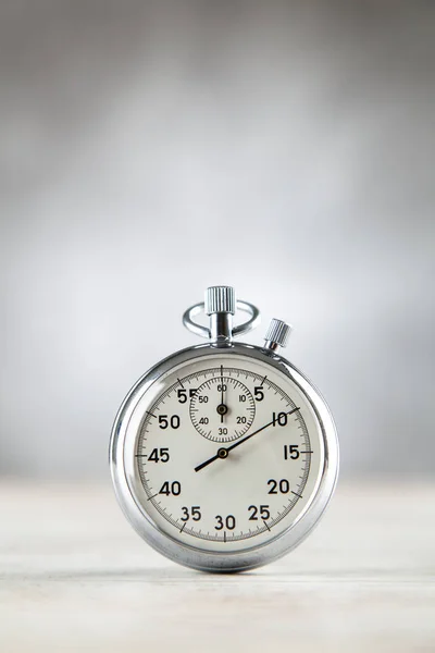 Cronometro analogico su sfondo grigio — Foto Stock