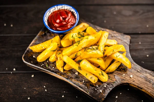 Pommes frites på träbord — Stockfoto