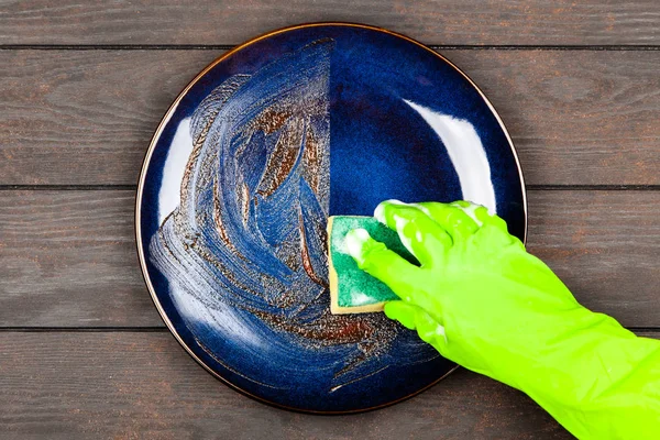Синяя тарелка на коричневом столе — стоковое фото