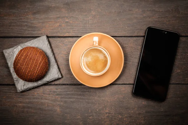 Kahve, tatlı ve bir akıllı telefon — Stok fotoğraf