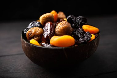 Kurutulmuş meyve karışımı