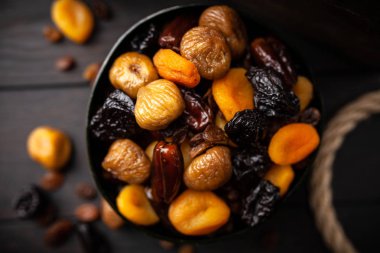 Kurutulmuş meyve karışımı