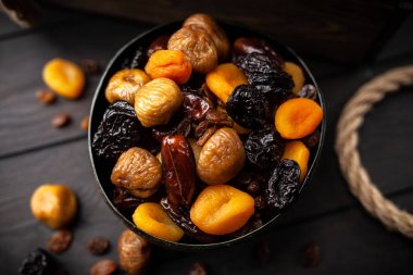 Kurutulmuş meyve karışımı