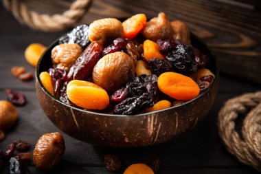 Kurutulmuş meyve karışımı