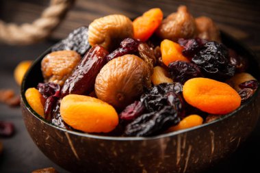 Kurutulmuş meyve karışımı