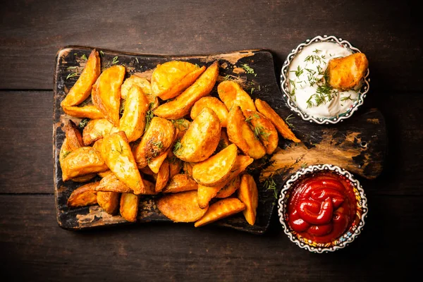 Stekt potatis pommes frites på träbord — Stockfoto