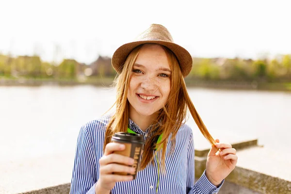 Giovane ragazza dai capelli rossi — Foto Stock