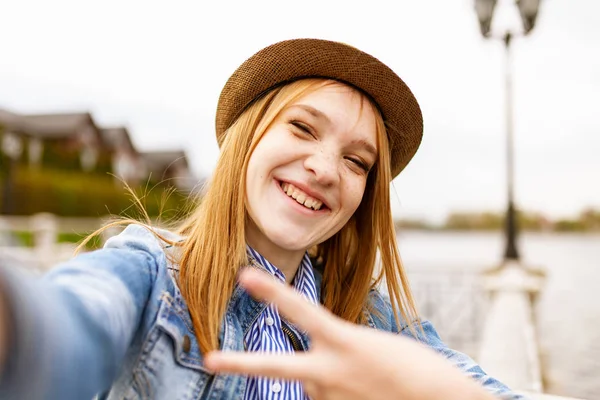 Jeune fille aux cheveux rouges — Photo