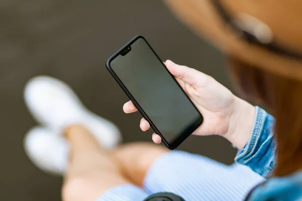 Mujer sosteniendo un smartphone — Foto de Stock