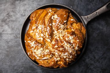 Tatlı akçaağaç şurubu ekmek