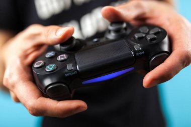 Ps4 denetleyicisi holding erkek eller