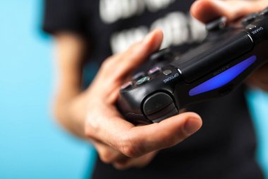 Ps4 denetleyicisi holding erkek eller