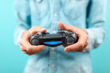 Ps4 denetleyicisi holding erkek eller