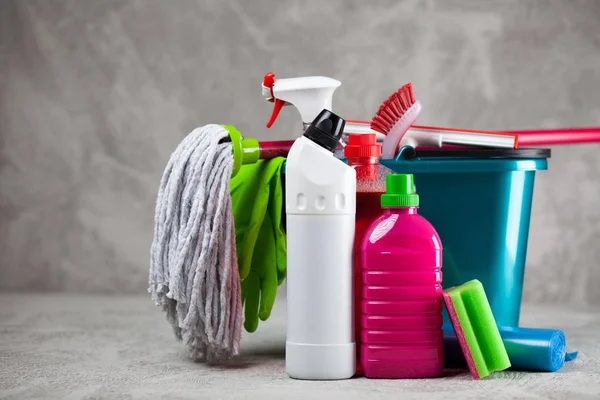 Consumabile de curățare pe fundal gri — Fotografie, imagine de stoc