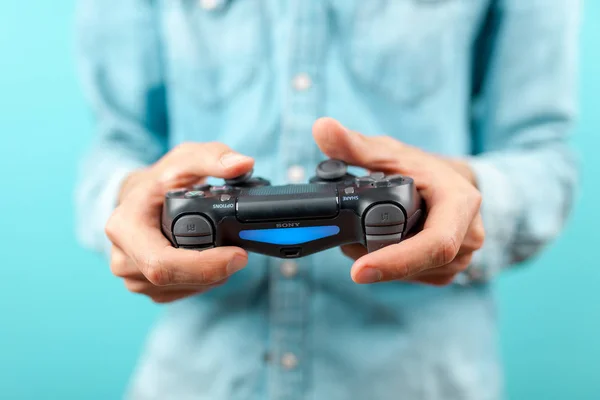 Manos masculinas sosteniendo un controlador PS4 — Foto de Stock