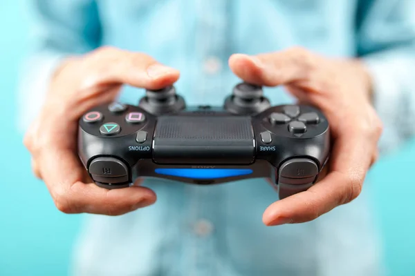 Manos masculinas sosteniendo un controlador PS4 — Foto de Stock