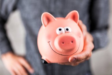 Kumbarası olan bir adam