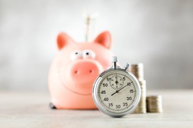 Gri arka plan üzerinde analog kronometre