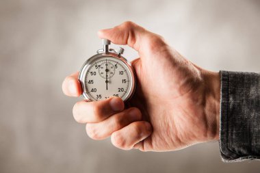 Siyah arka plan üzerine analog kronometre