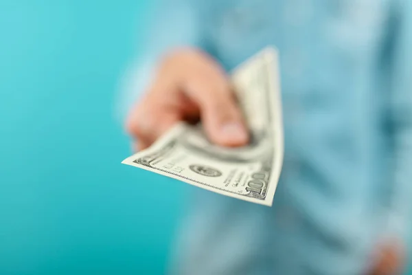 Man holding a hundred dollar bill — Stock Photo, Image