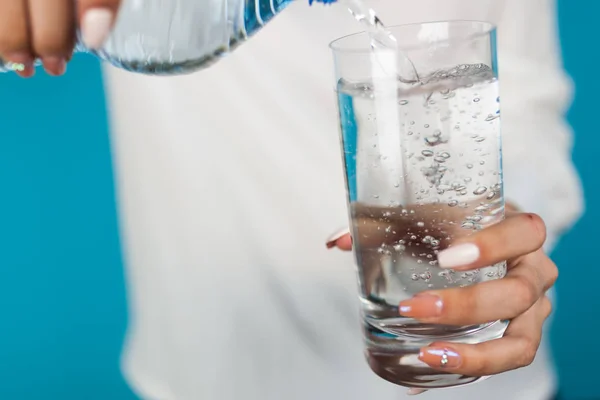 Vrouw vullen van een glas water — Stockfoto