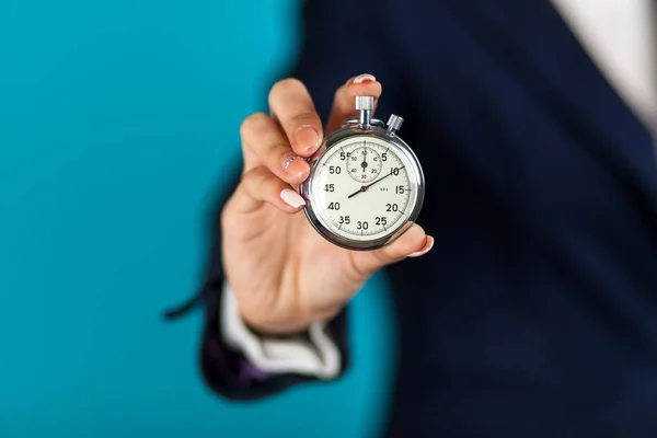 Kvinnlig hand som håller ett stoppur — Stockfoto