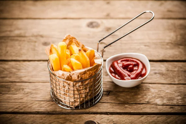 Pommes frites på träbord — Stockfoto