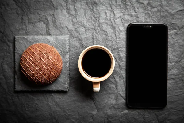 Kaffe, dessert och en smartphone — Stockfoto