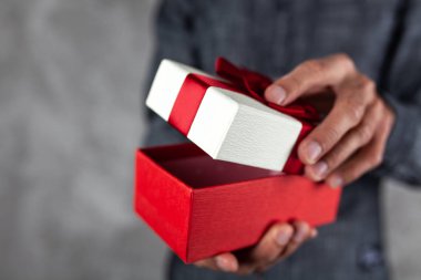 Mevcut bir kutu tutan adam