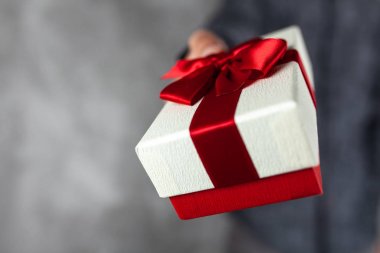 Mevcut bir kutu tutan adam