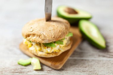 yumurta ve avokado sandviç