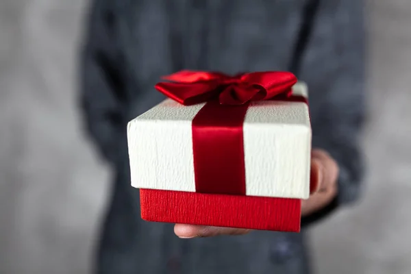 Hombre sosteniendo una caja regalo —  Fotos de Stock