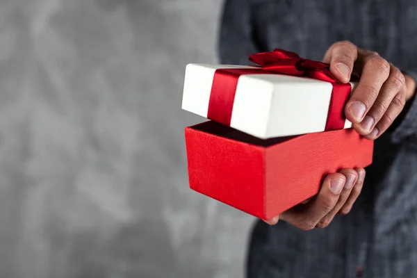 Человек с коробкой подарков — стоковое фото
