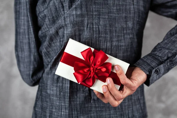 Hombre sosteniendo una caja regalo —  Fotos de Stock