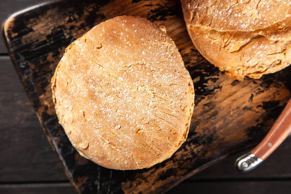 Hausgemachte Brötchen auf dunklem Hintergrund — Stockfoto