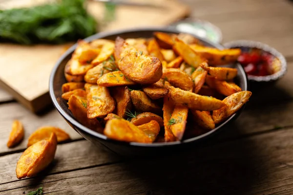 Gebakken aardappelfrietjes op houten tafel — Stockfoto