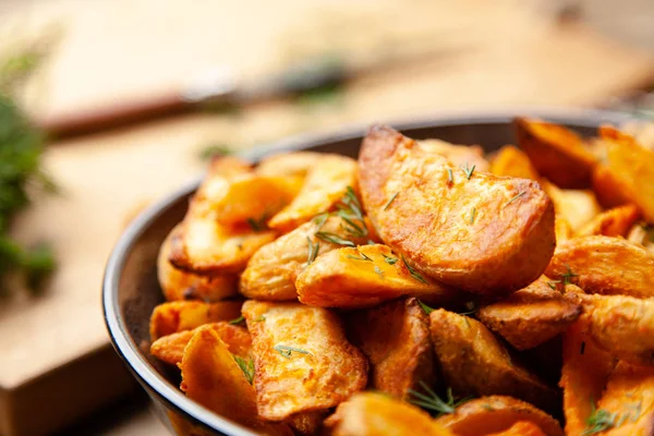 Запечена картопляна картопля фрі на дерев'яному столі — стокове фото