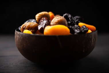 Kurutulmuş meyve karışımı