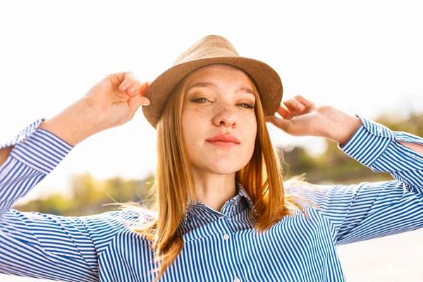 Jovem de cabelos vermelhos menina — Fotografia de Stock