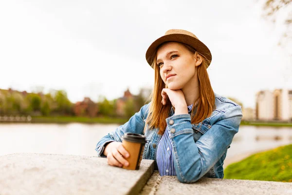 Giovane ragazza dai capelli rossi — Foto Stock