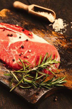 Ahşap kesme tahtası üzerinde çiğ biftek