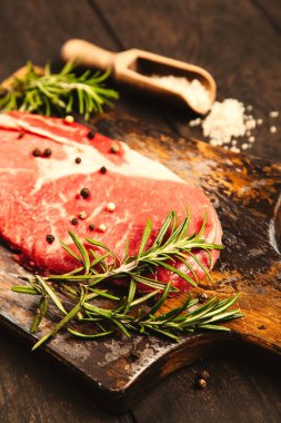 Ahşap kesme tahtası üzerinde çiğ biftek